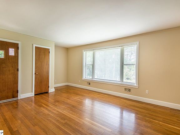 4th image of 1 Glenmore Dr