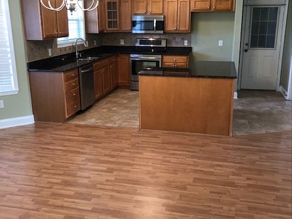 5th image of 203 Castlebury Cir