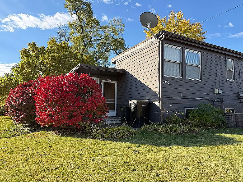 2830 Locust Ln photo 1