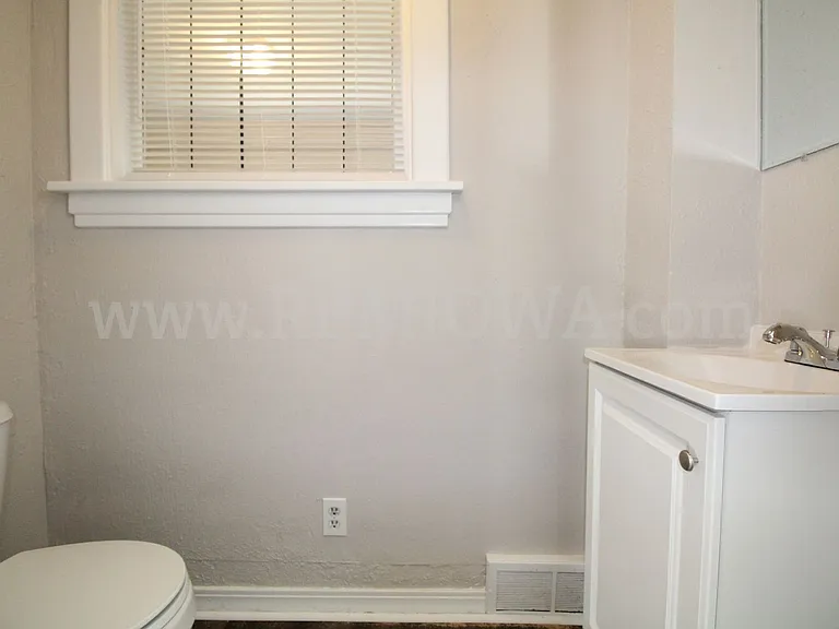 822 Clinton Ave — Photo 11