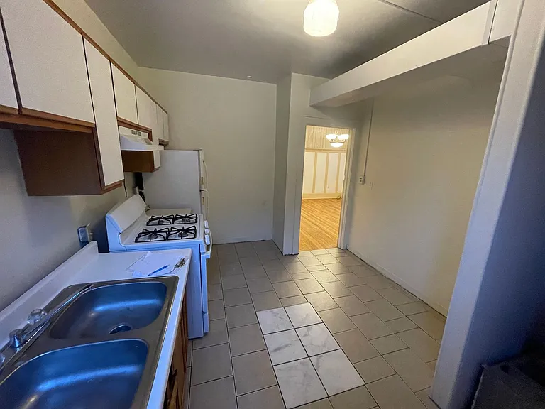 506 Kirby St E — Photo 16