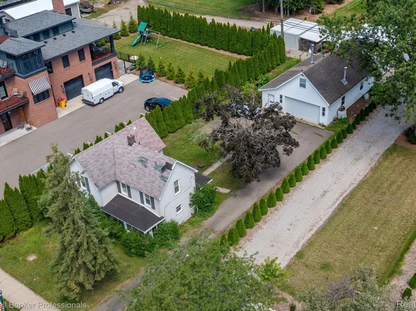 7938 Macomb St, Grosse Ile, MI 48138