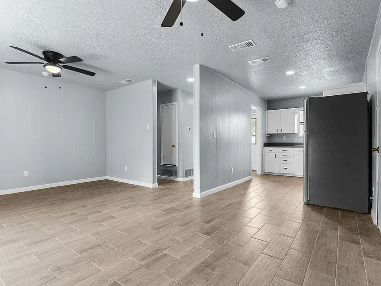 1405 Hillside St — Photo 4