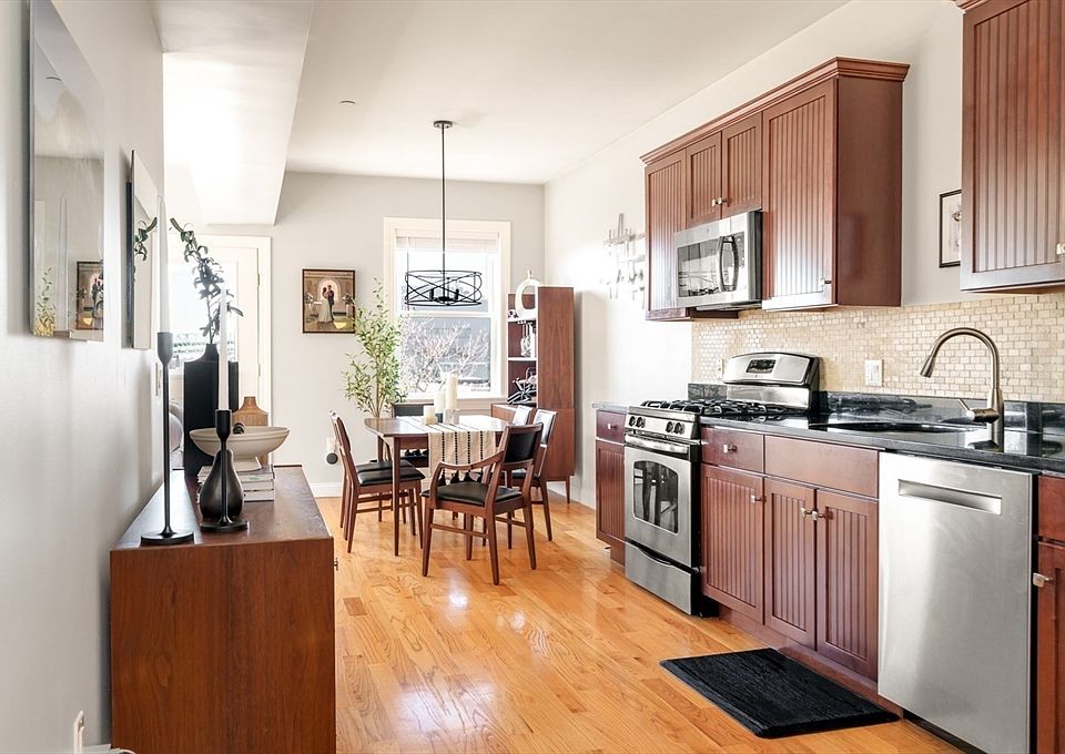 1st image of 412 Meridian St #3