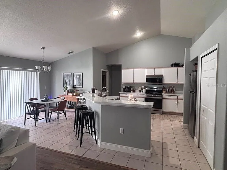 1004 Chateau Cir — Photo 15