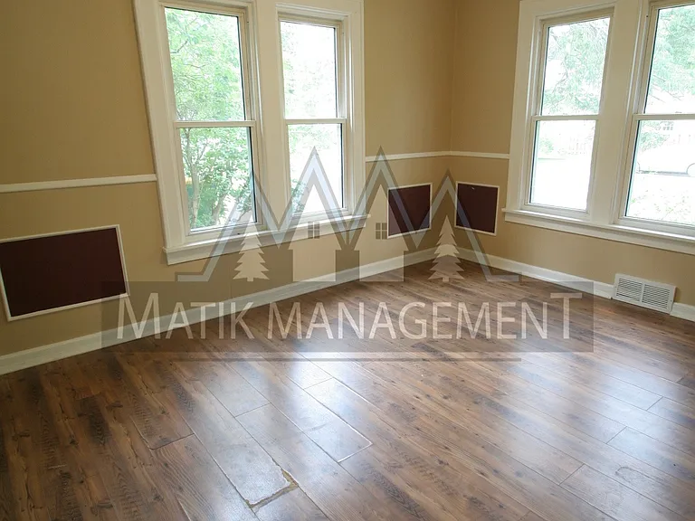 16 9th Ave NE #1 — Photo 8