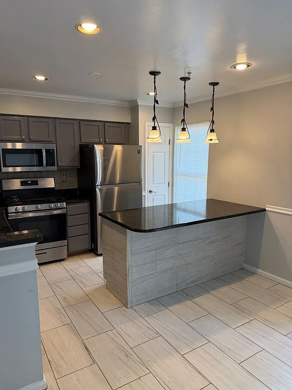 3 bed, 2.5 bath, 1240 sqft, $3,190 — Photo 2