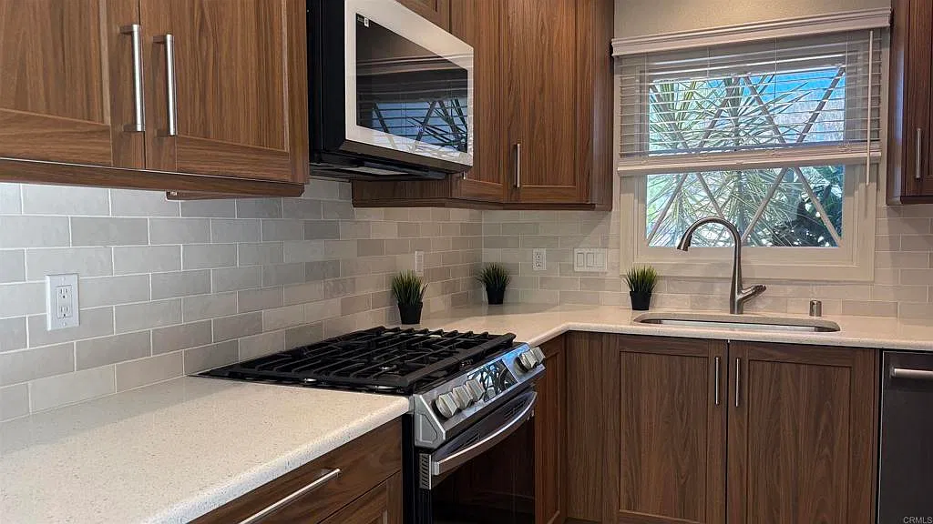 3 bed, 1131 sqft, $4,300 — Photo 3