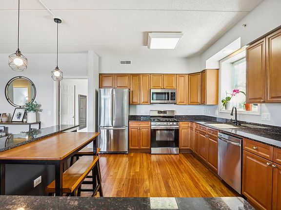 5th image of 190 W Johnson St Unit 407