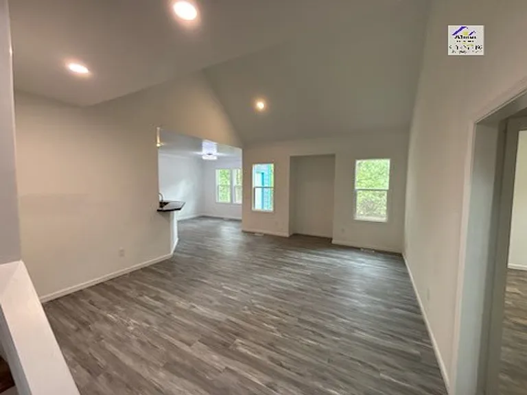 273 Brewster Dr — Photo 3