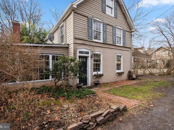 22 Main St, Spring Mount, PA 19473