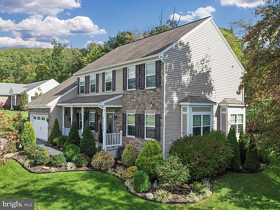 3rd image of 111 Featherdale Cir