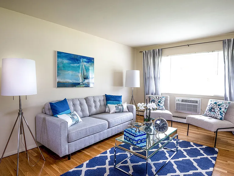 Stratford Apartments — Photo 8