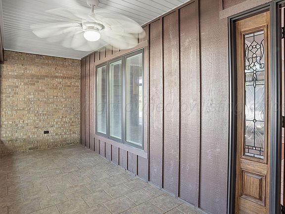 3rd image of 1920 Holly Ln