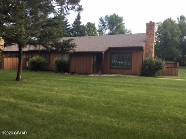 673 High Plains Ct, Grand Forks, ND 58201