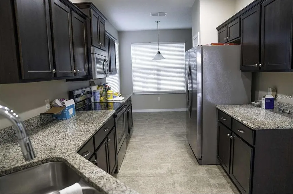 3 bed, 2.5 bath, 2122 sqft, $2,300 — Photo 4