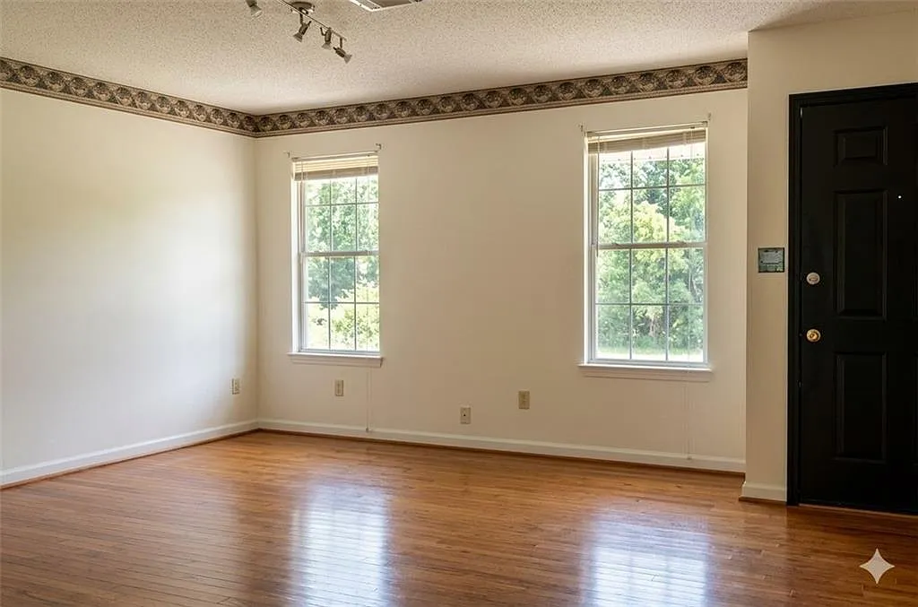 3 bed, 2.0 bath, 1460 sqft, $2,000 — Photo 4