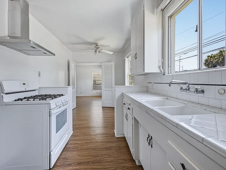 321 W Alameda Ave — Photo 7
