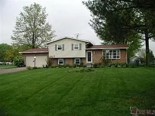 1641 Poppy Dr NW photo 1