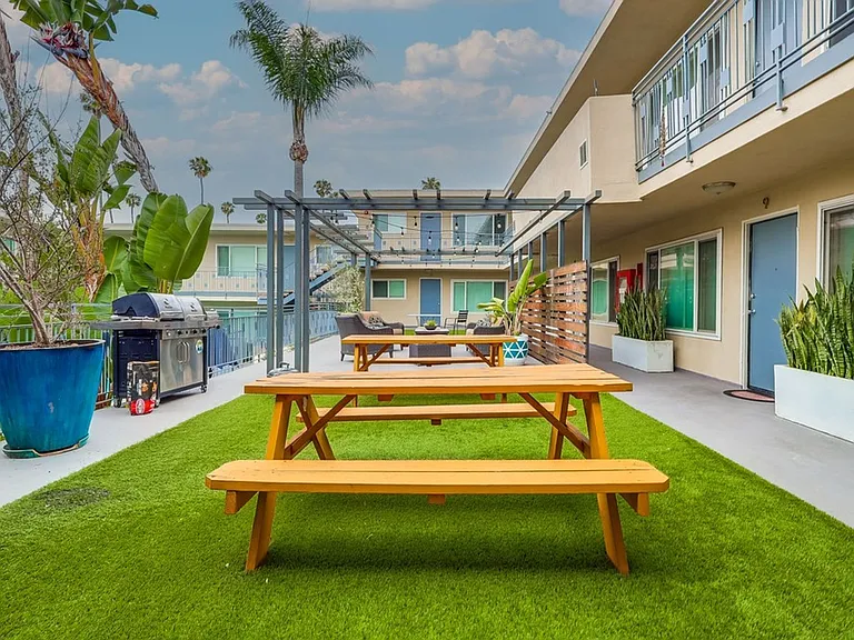 Apartment Complex Near SoFi Stadium with Pool, BBQ Area, Gym and Parking. — Photo 11