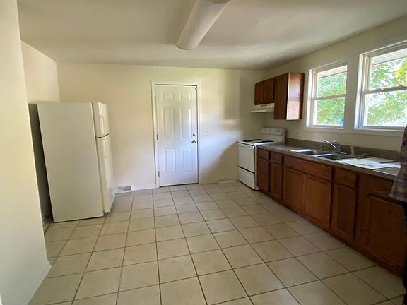 3rd image of 502 Lakeside Ave