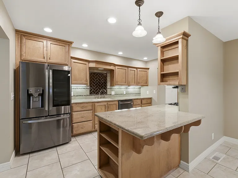 1978 Catalpa Cir — Photo 3