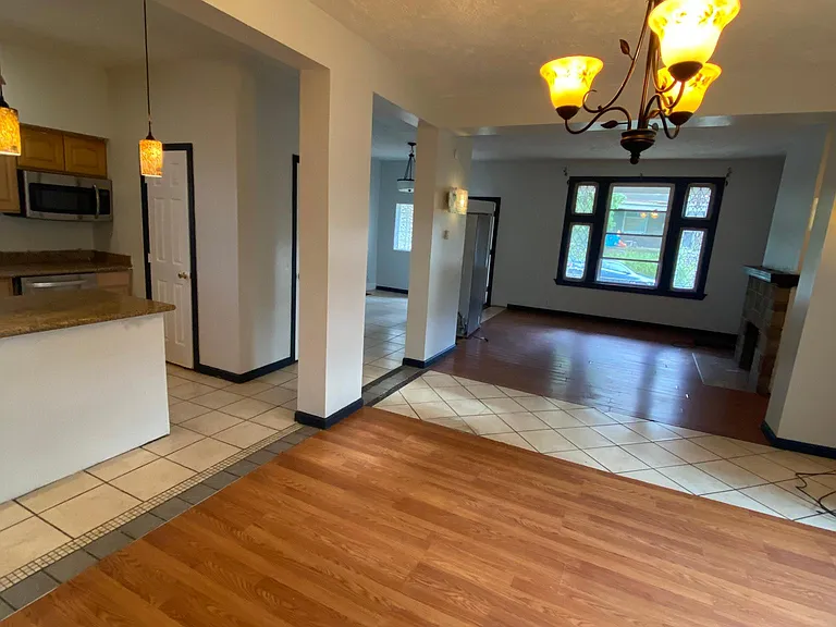 409 Zara St — Photo 3