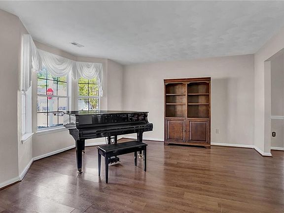 5th image of 802 Ward Ct