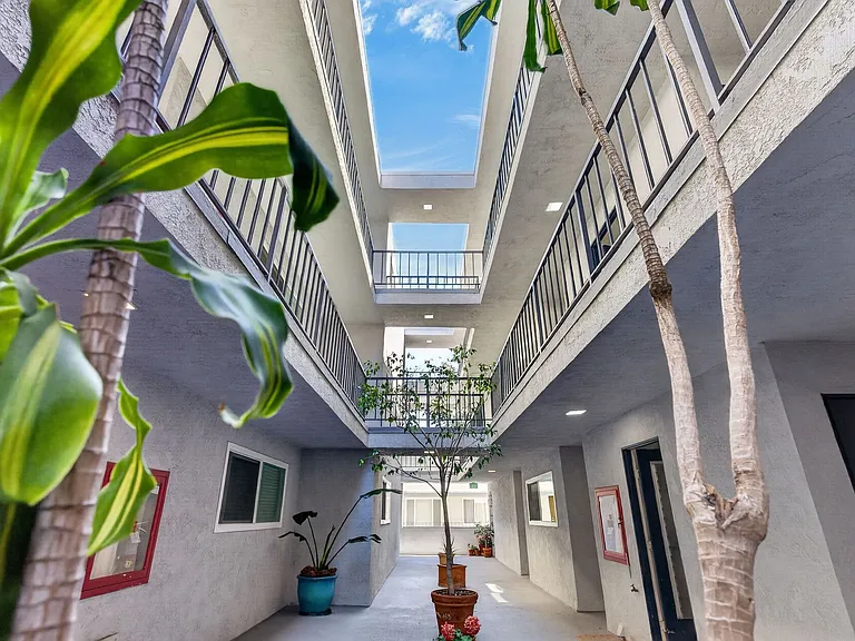 425 Coronado Ave — Photo 9