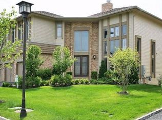 7 Holiday Pond Rd, Jericho, NY 11753