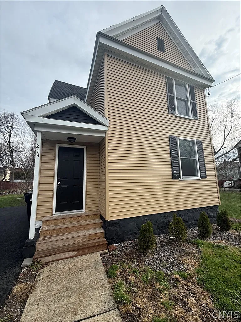 3 bed, 1.0 bath, 2092 sqft, $1,600 — Photo 1