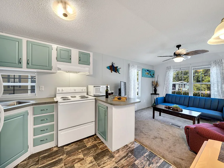 6 Shoreline Ct — Photo 3