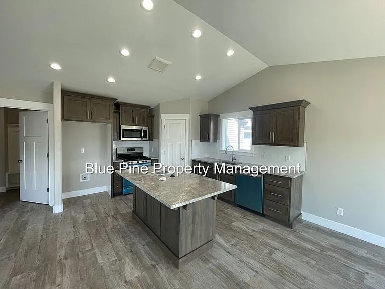 1924 Harrington Cir — Photo 7