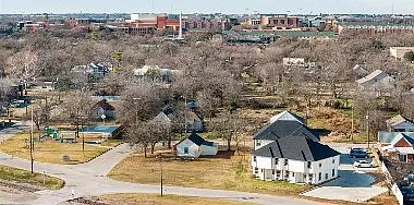 Modern 2 Bed/2 Bath Unit in Stephenville, TX - Available 08/11 - $1350 — Photo 4