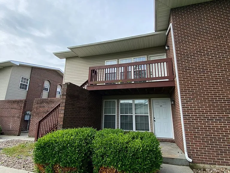 170 Westmount Dr — Photo 2