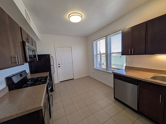 4th image of 3614 W Belle Plaine Ave #3