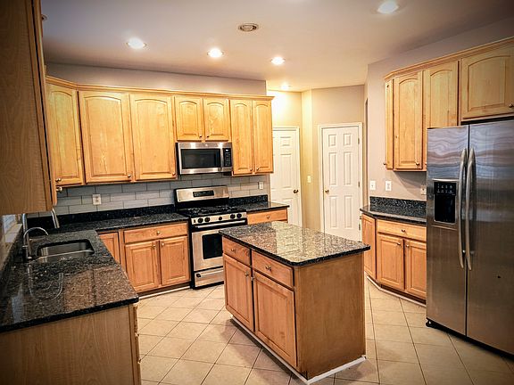 3rd image of 8807 Carpenters Hall Dr