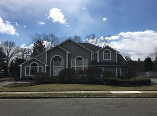 7 Shannon Dr, Woodbury, NY 11797