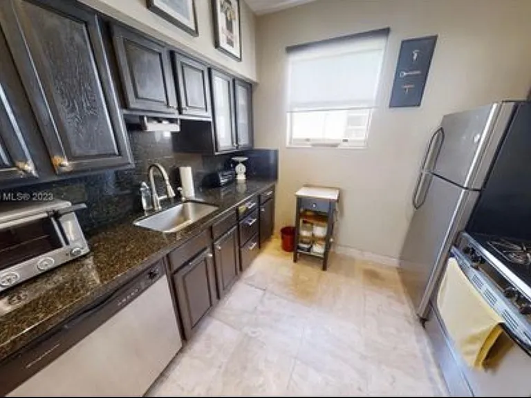 736 12th St #8 — Photo 5