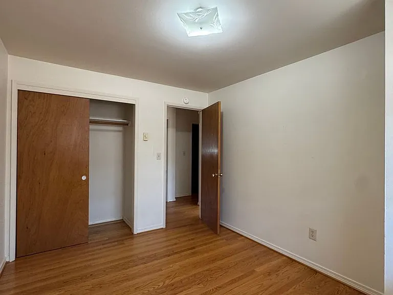 1100 N B St — Photo 11