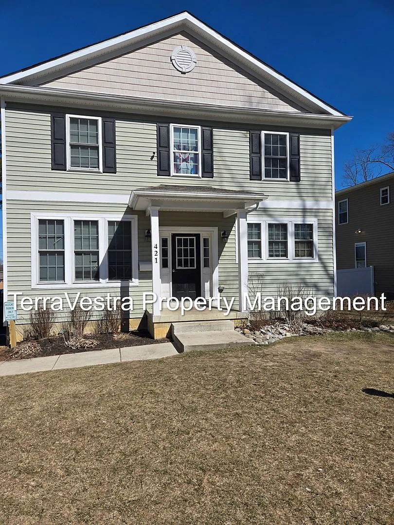 Now Showing for 2026-2027 school year 6/1 move in 10 Bedroom 4.5 Bath College rental — Photo 1