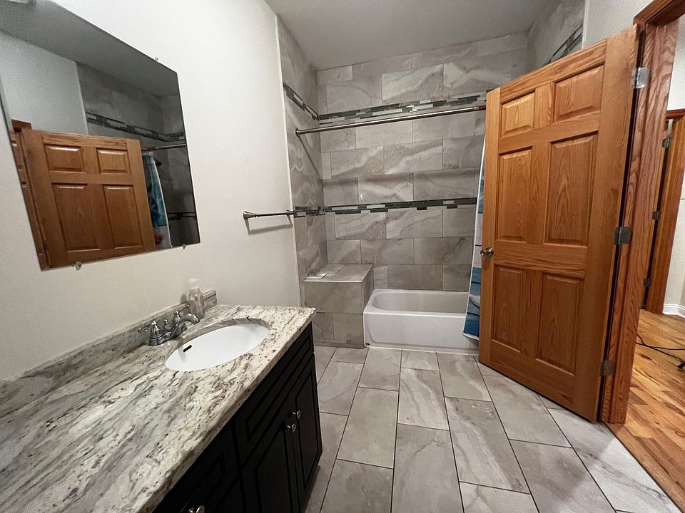 Floor to wall tiles on the tub