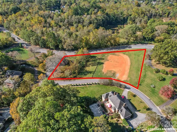 560 11th Avenue Pl NW, Hickory, NC 28601