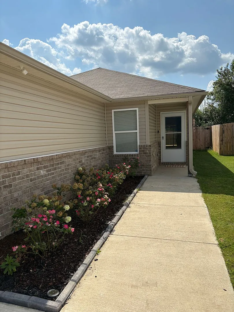 3 bed, 2 bath available for rent now! — Photo 2