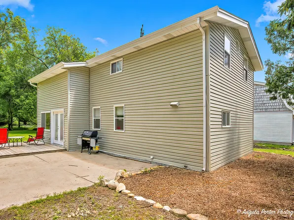 4404 Giant Oak Dr, McHenry, IL 60051