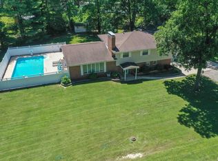 228 S Lakeview Dr, Salem, IL 62881