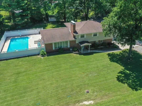 228 S Lakeview Dr, Salem, IL 62881