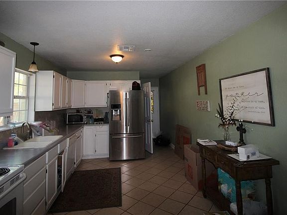 4th image of 225 W Avenue D