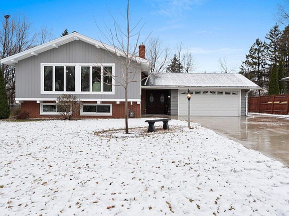 4th image of 408 Simonet St