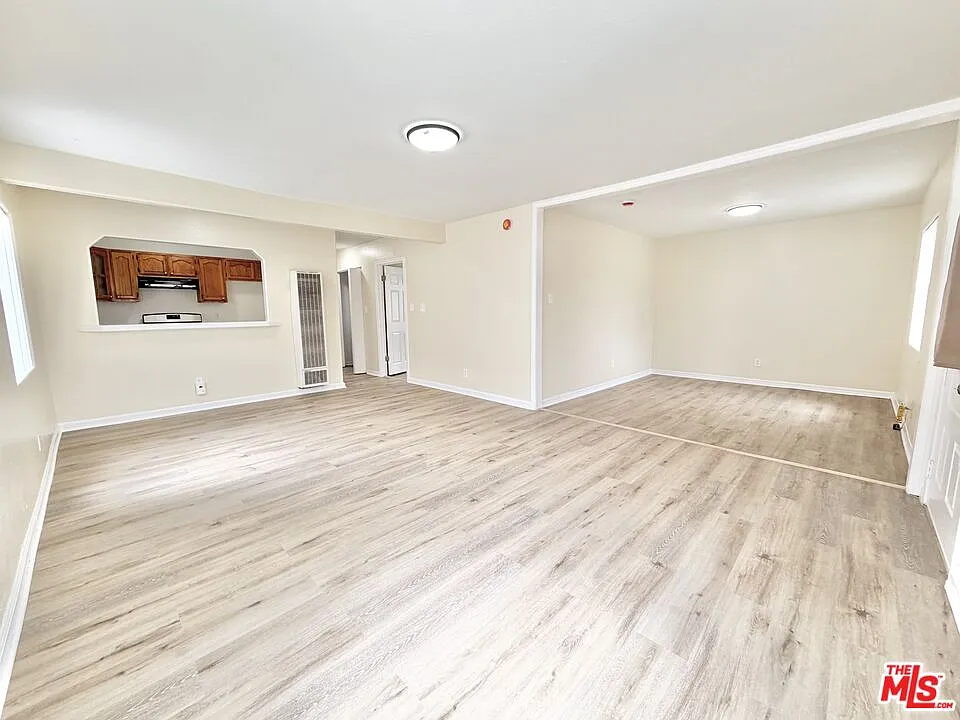 3 bed, 2.0 bath, 1000 sqft, $2,850 — Photo 2